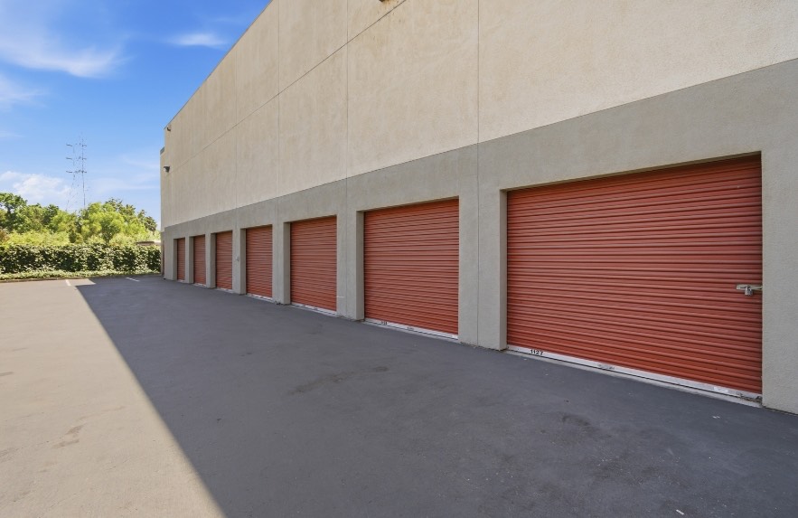 Wide drive aisles for trucks and trailers